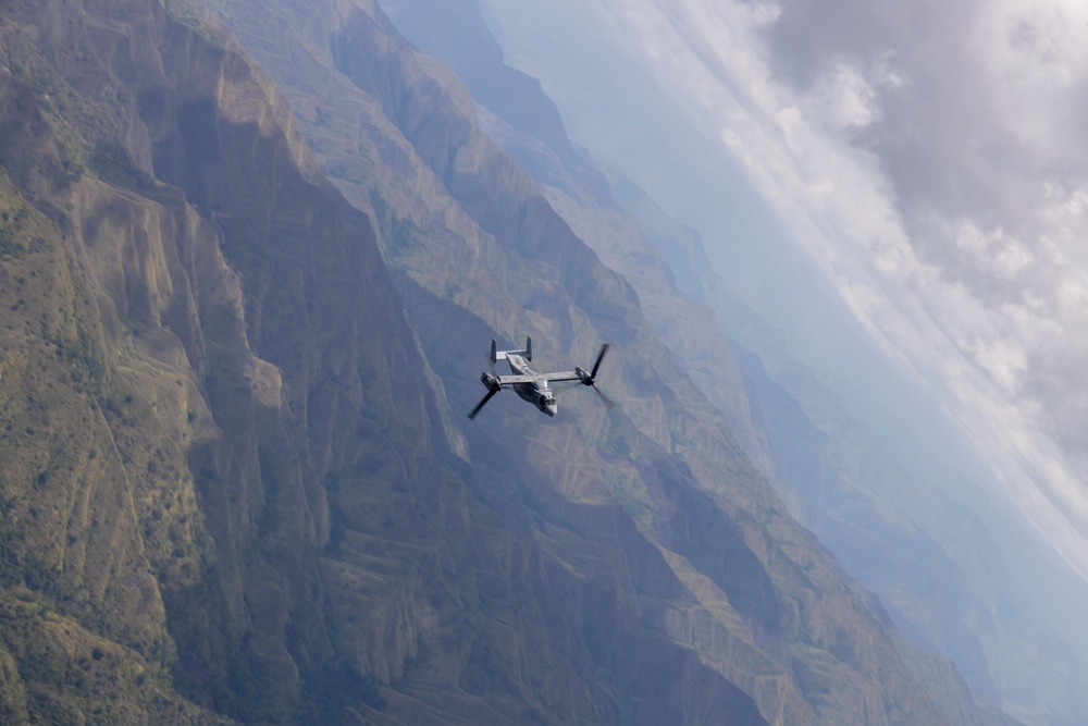 KAMANDAG 9: VMM-364 conducts training flight