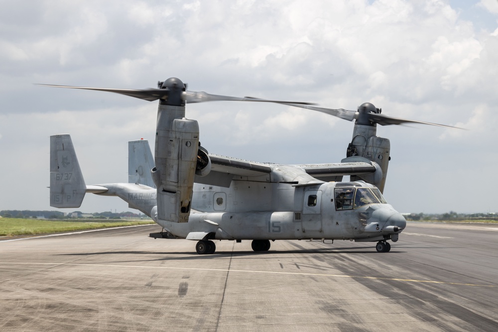 KAMANDAG 9: VMM-364 conducts training flight