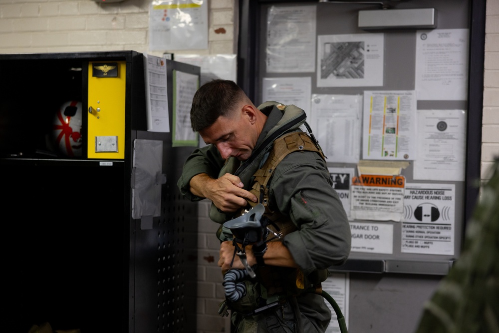U.S. Marine Corps Deputy Commandant for Aviation visits VMA-223 and flies in a TAV-8B Harrier II jet