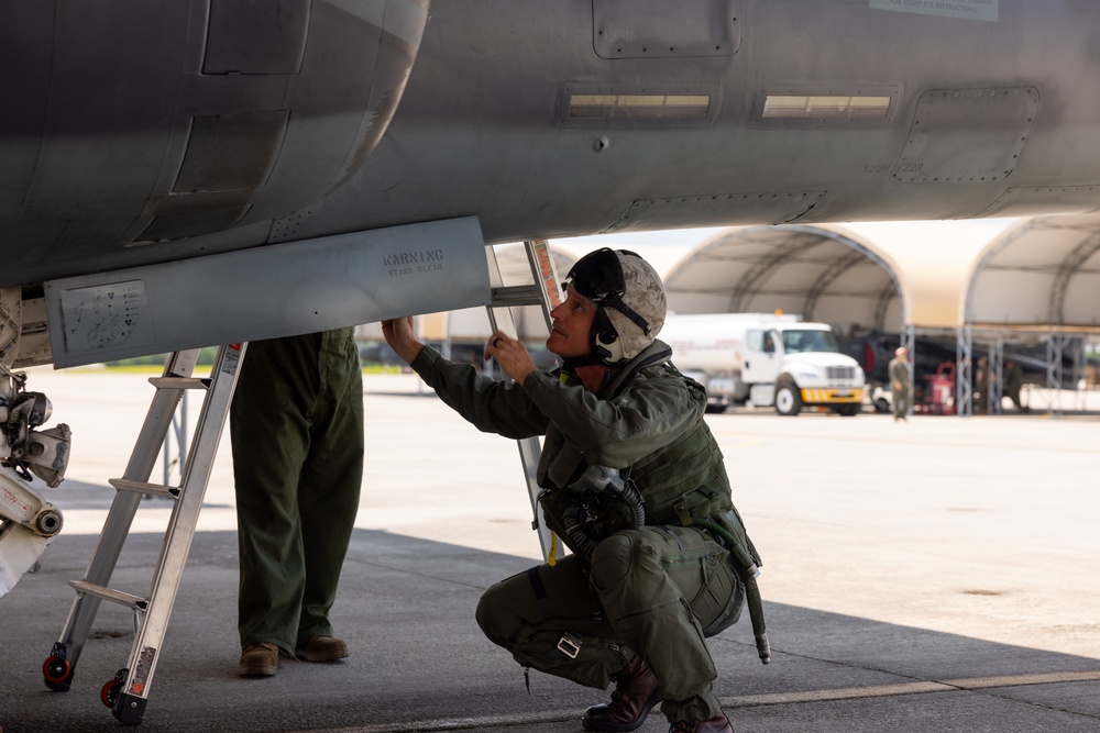 U.S. Marine Corps Deputy Commandant for Aviation visits VMA-223 and flies in a TAV-8B Harrier II jet
