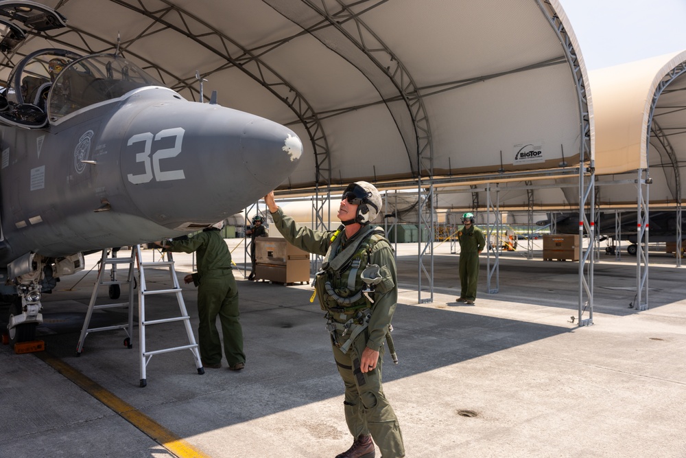 U.S. Marine Corps Deputy Commandant for Aviation visits VMA-223 and flies in a TAV-8B Harrier II jet