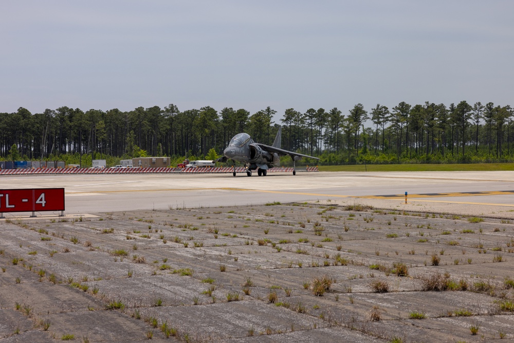 U.S. Marine Corps Deputy Commandant for Aviation visits VMA-223 and flies in a TAV-8B Harrier II jet
