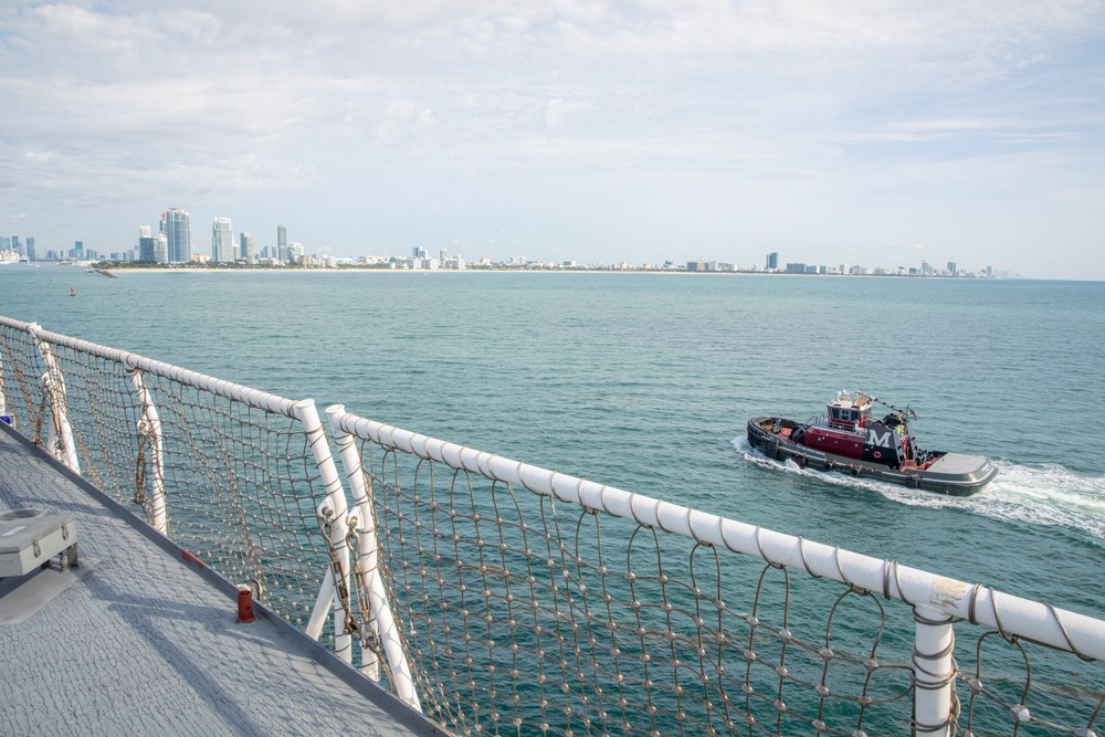 USNS Comfort Pulls into Miami