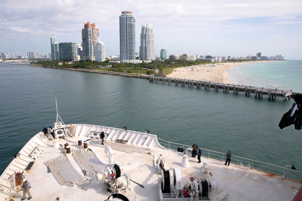 USNS Comfort Pulls into Miami