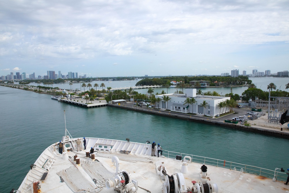 USNS Comfort Pulls into Miami