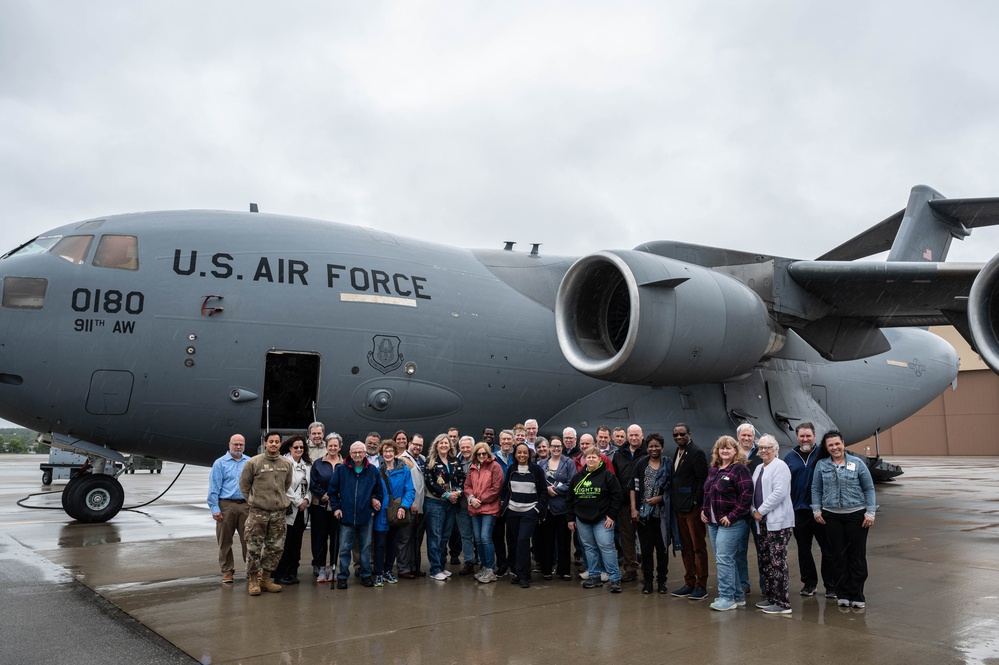 FBI Citizens Academy alumni visit 911th Airlift Wing