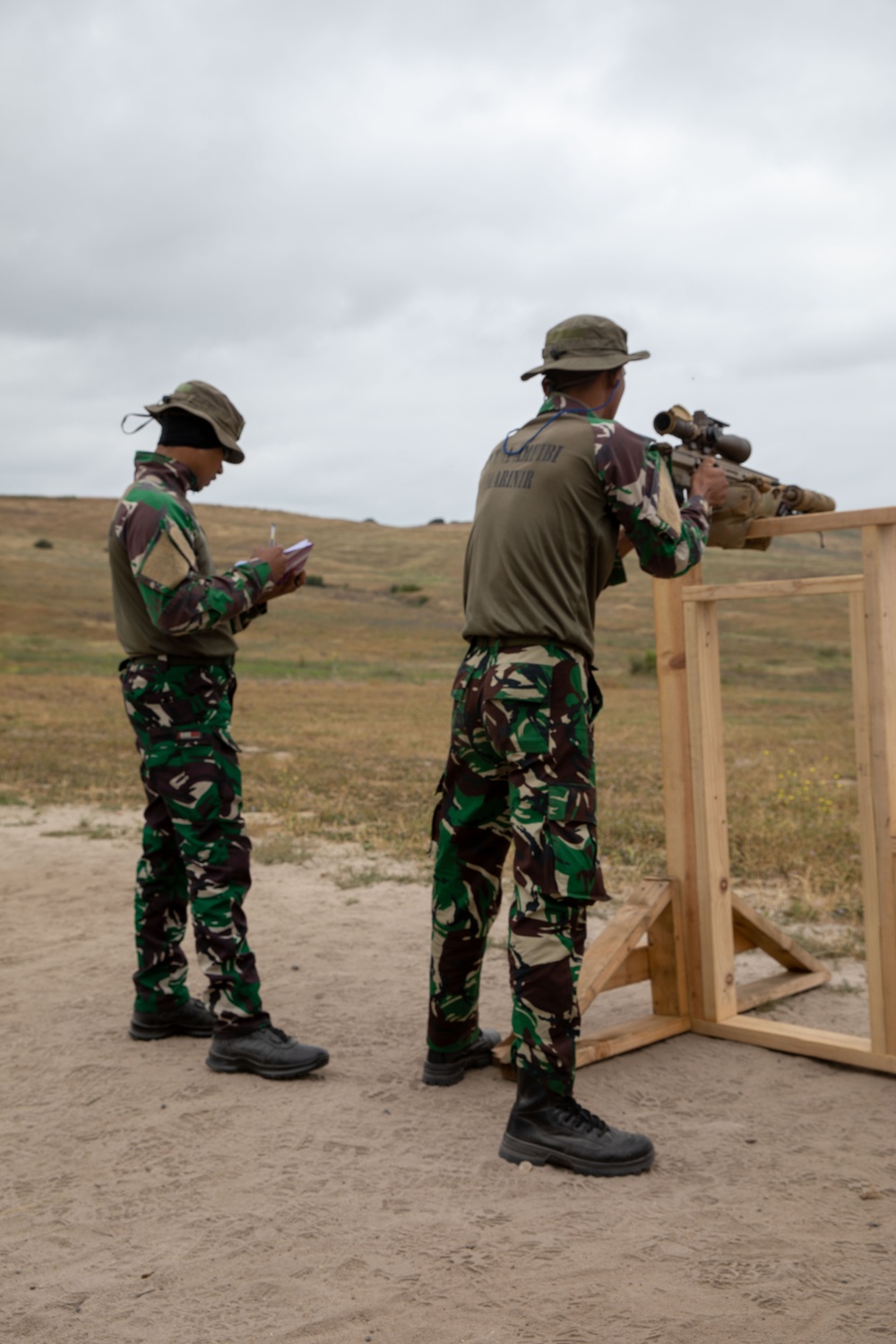U.S. Marines, Indonesian Korps Marinir fire Mk22 Mod 0 advanced sniper rifle