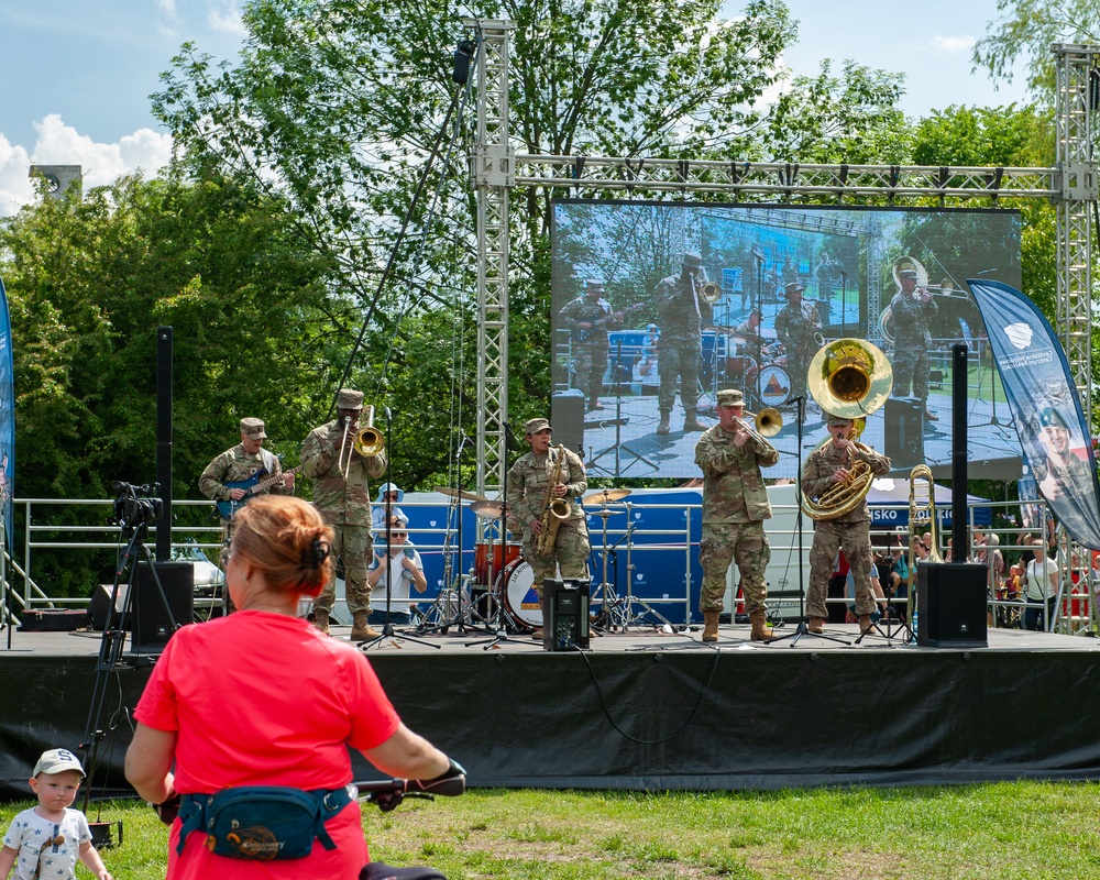 1st Armored Division Band Engages with Polish Community