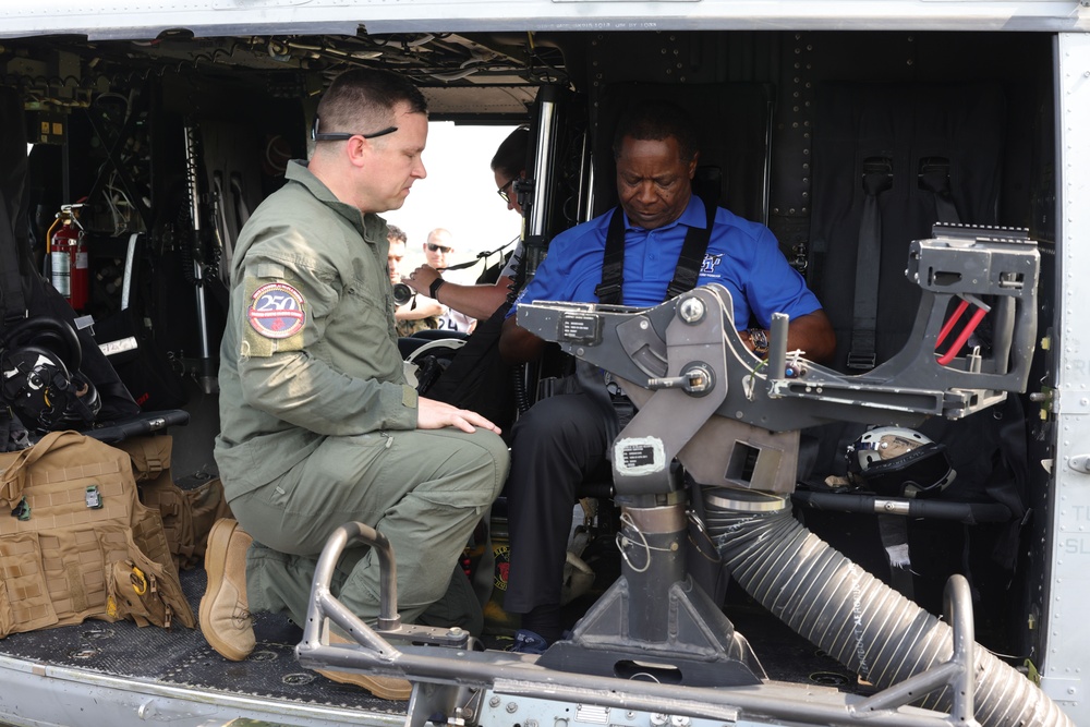 MCRC Hosts Orientation Flights During Marine Week Nashville