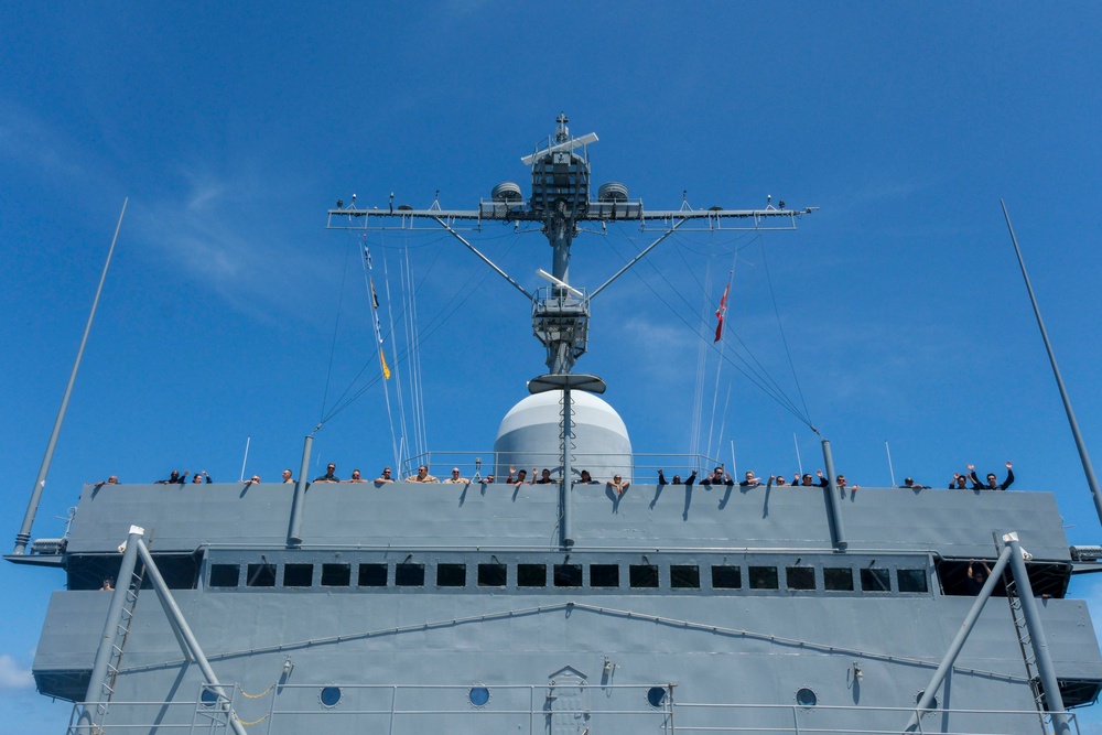 USS Frank Cable (AS 40) arrives at Majuro