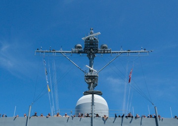 USS Frank Cable (AS 40) arrives at Majuro