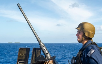 USS Frank Cable (AS 40) arrives at Majuro