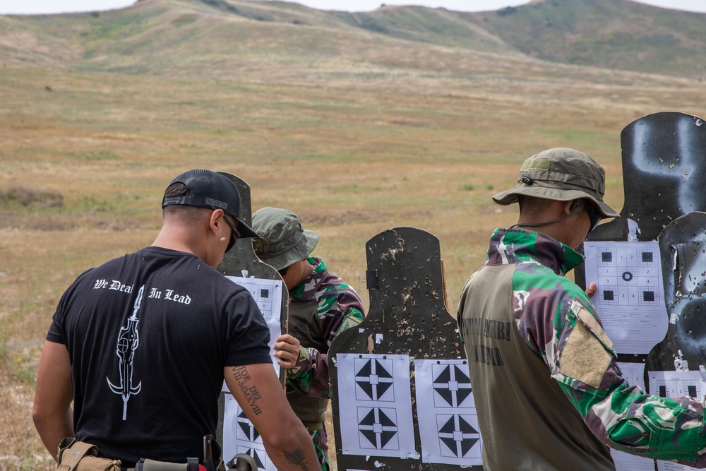 U.S. Marines, Indonesian Korps Marinir fire Mk22 Mod 0 advanced sniper rifle