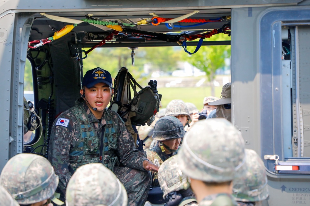 U.S. Soldiers and Republic of Korea army soldiers conduct medical field training exercises.