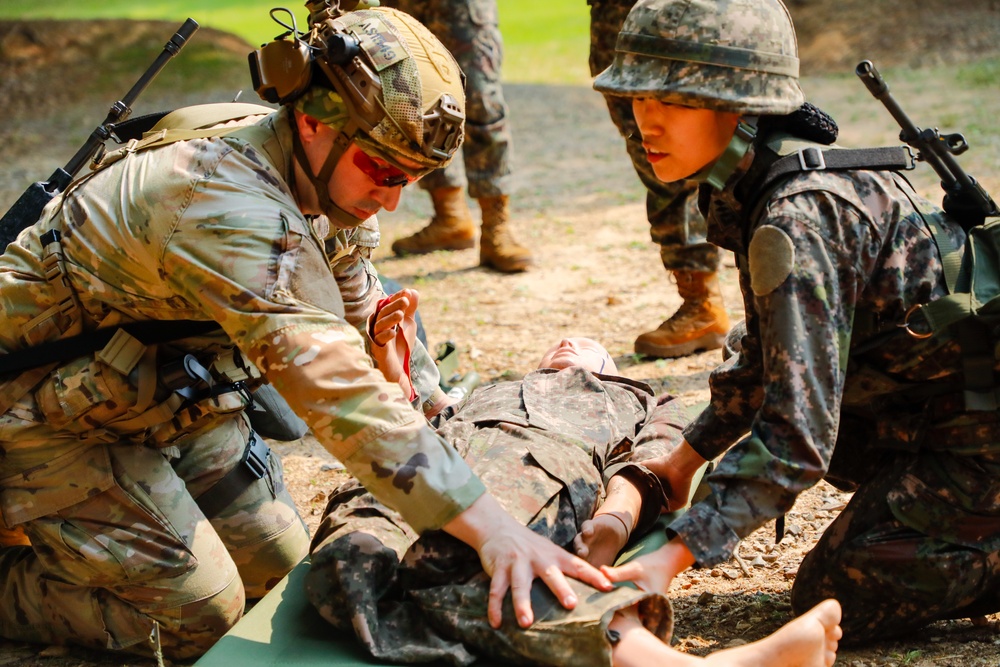 U.S. Soldiers and Republic of Korea army soldiers conduct medical field training exercises.