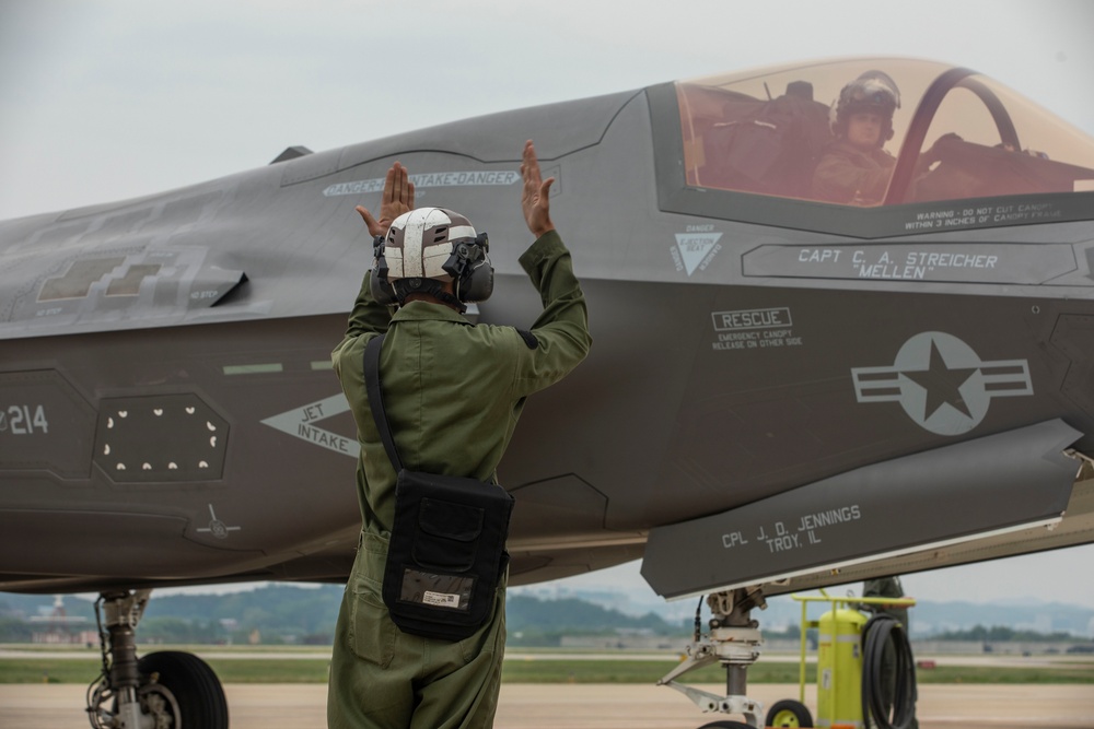 U.S. Marines with VMFA-214 return to Iwakuni from Osan Air Base