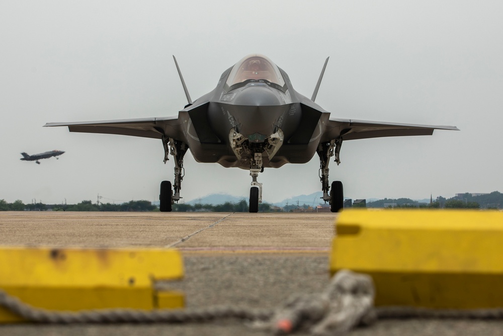 U.S. Marines with VMFA-214 return to Iwakuni from Osan Air Base