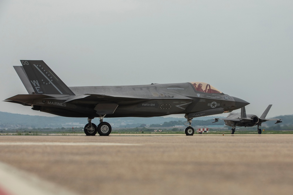U.S. Marines with VMFA-214 return to Iwakuni from Osan Air Base