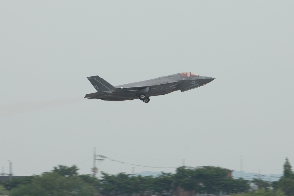 U.S. Marines with VMFA-214 return to Iwakuni from Osan Air Base