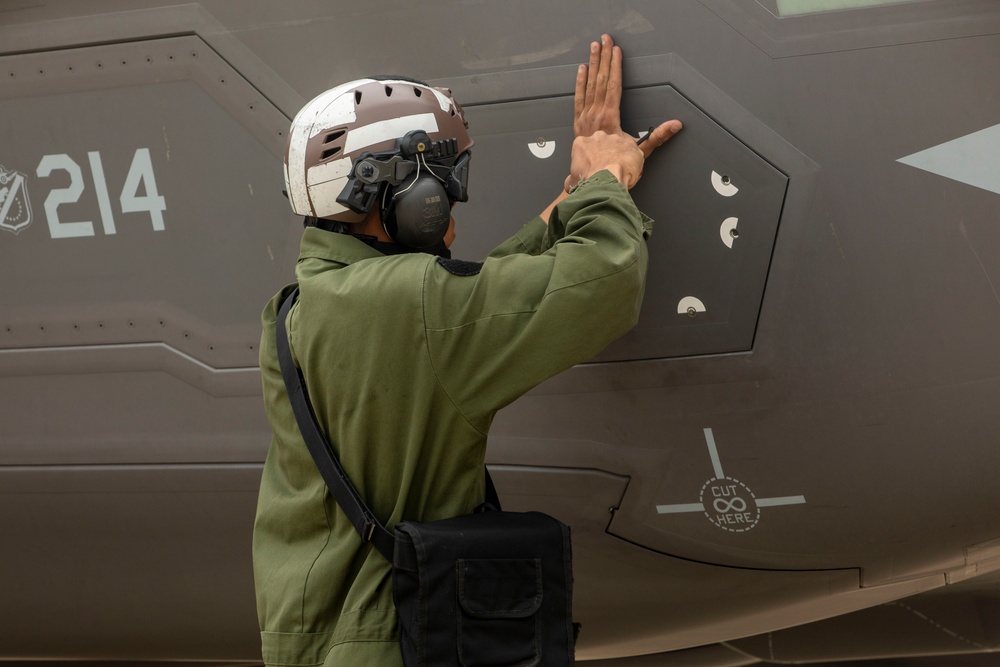 U.S. Marines with VMFA-214 return to Iwakuni from Osan Air Base