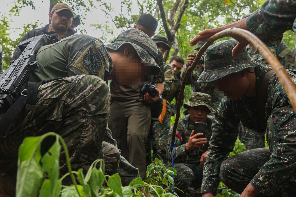 KAMANDAG 9: 1st Reconnaissance Battalion conducts jungle survival training with allies and partners