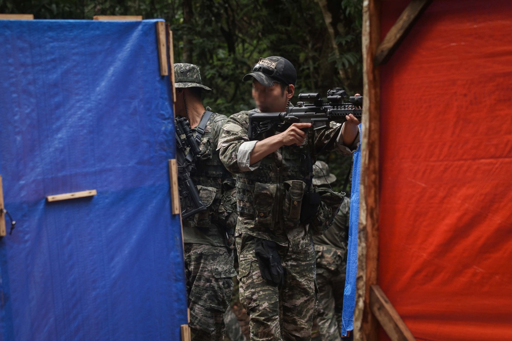 KAMANDAG 9: 1st Reconnaissance Battalion conducts close quarters battle drills with Allies and Partners