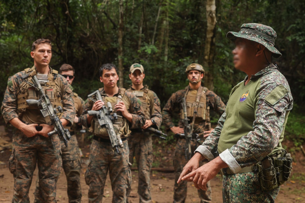 KAMANDAG 9: 1st Reconnaissance Battalion conducts close quarters battle drills with Allies and Partners