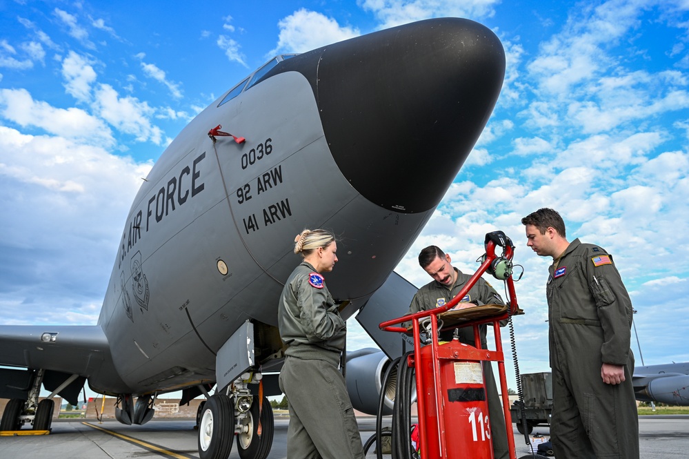 Fairchild AFB refuels a F-15C Eagle