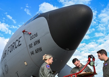 Fairchild AFB refuels a F-15C Eagle
