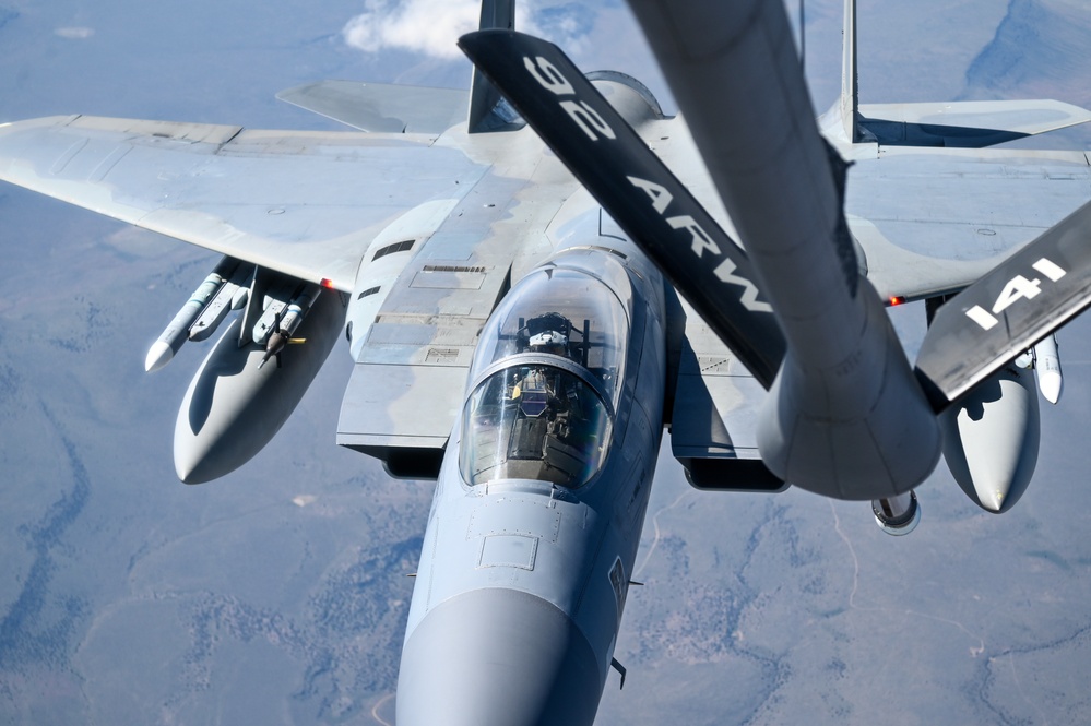 Fairchild AFB refuels a F-15C Eagle