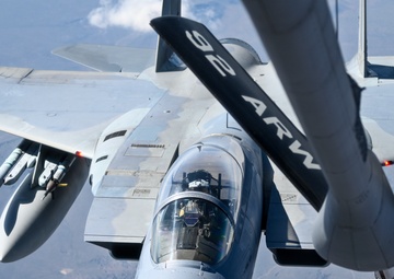 Fairchild AFB refuels a F-15C Eagle