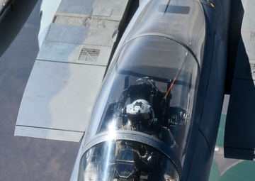 Fairchild AFB refuels a F-15C Eagle