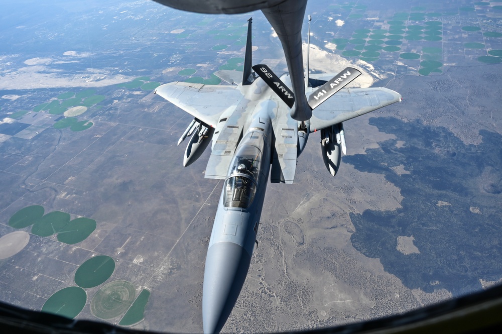 Fairchild AFB refuels a F-15C Eagle
