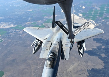 Fairchild AFB refuels a F-15C Eagle
