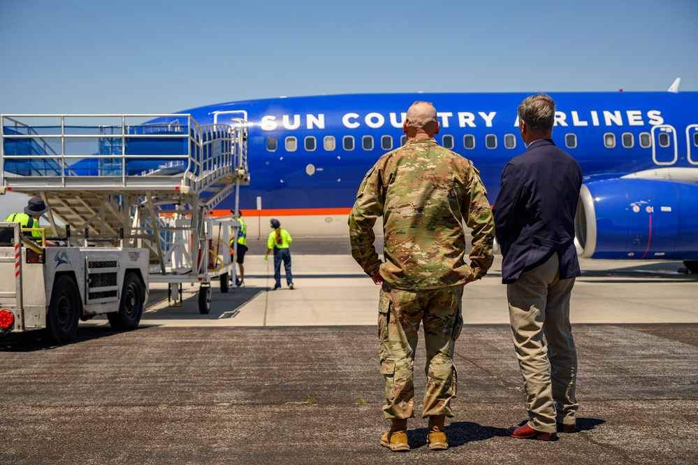 Return of the 2-300th Field Artillery Regiment from Kuwait Deployment