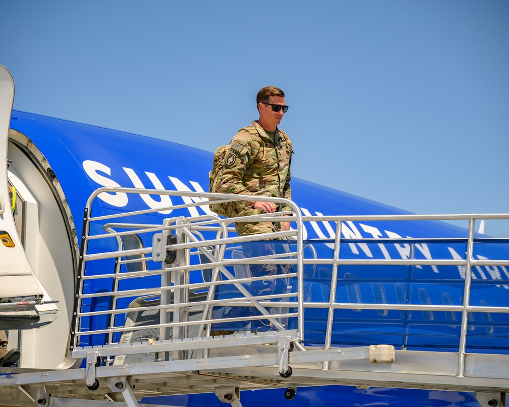 Return of the 2-300th Field Artillery Regiment from Kuwait Deployment