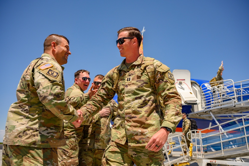 Return of the 2-300th Field Artillery Regiment from Kuwait Deployment