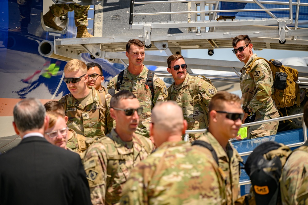 Return of the 2-300th Field Artillery Regiment from Kuwait Deployment