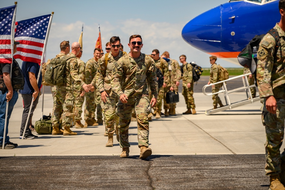 Return of the 2-300th Field Artillery Regiment from Kuwait Deployment