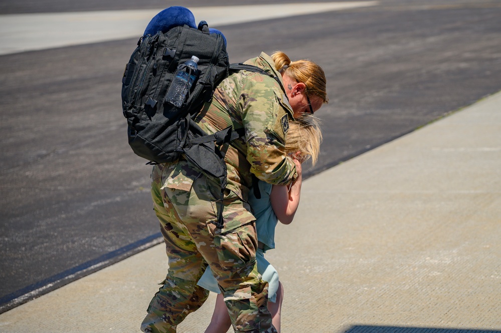 Return of the 2-300th Field Artillery Regiment from Kuwait Deployment