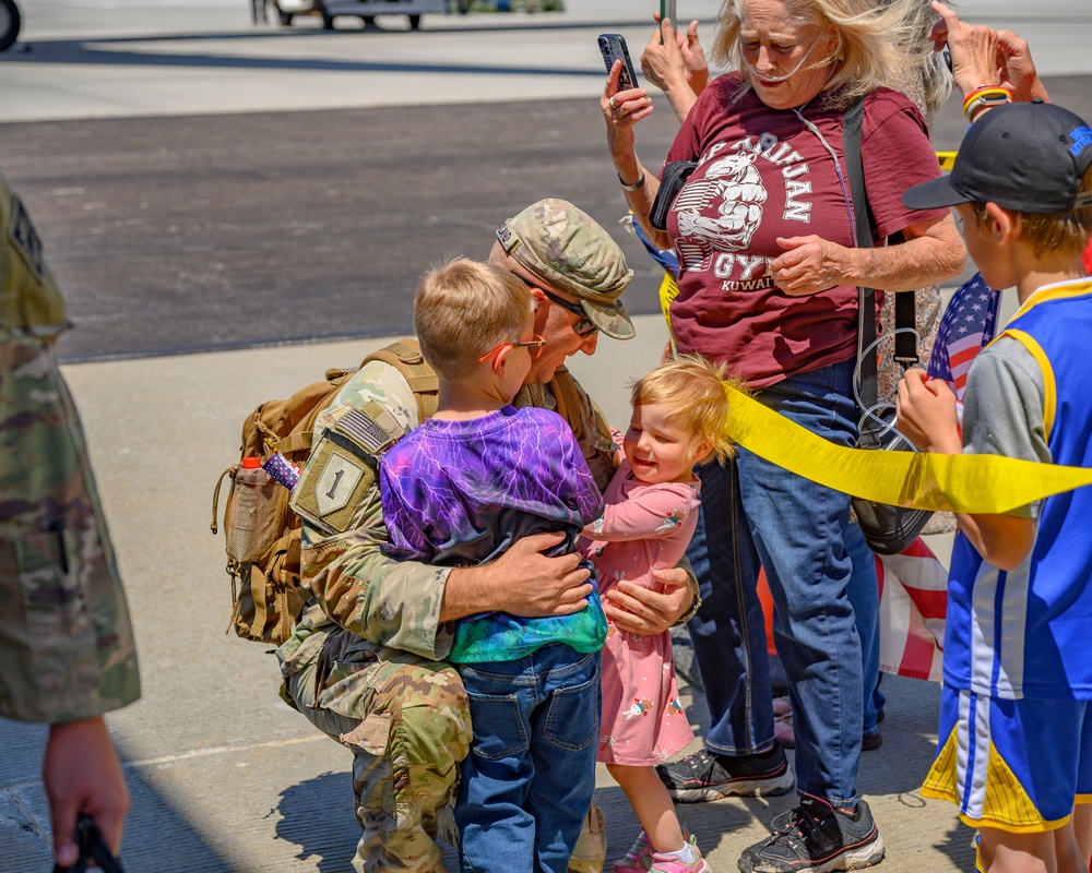Return of the 2-300th Field Artillery Regiment from Kuwait Deployment