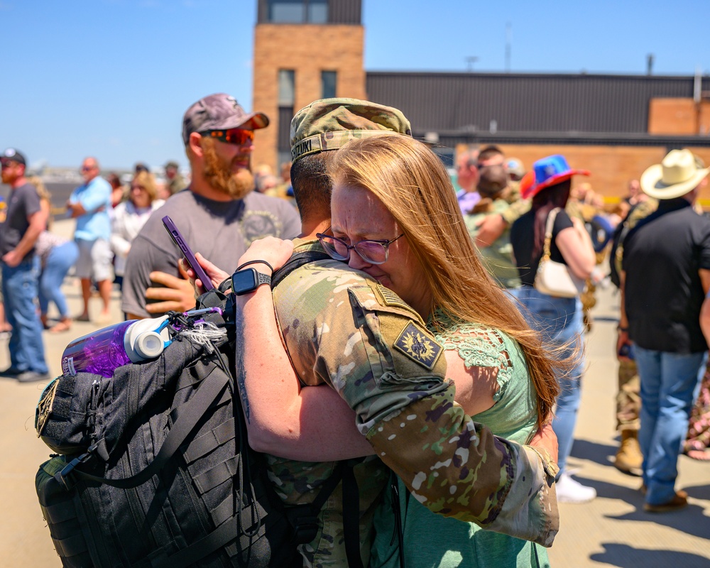 Return of the 2-300th Field Artillery Regiment from Kuwait Deployment