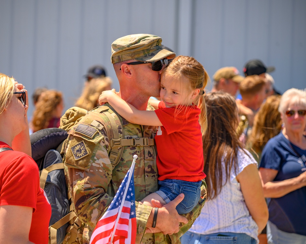 Return of the 2-300th Field Artillery Regiment from Kuwait Deployment