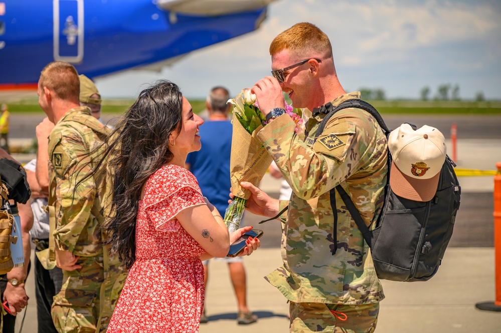 Return of the 2-300th Field Artillery Regiment from Kuwait Deployment