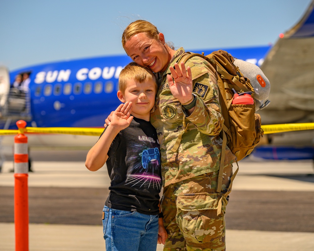 Return of the 2-300th Field Artillery Regiment from Kuwait Deployment