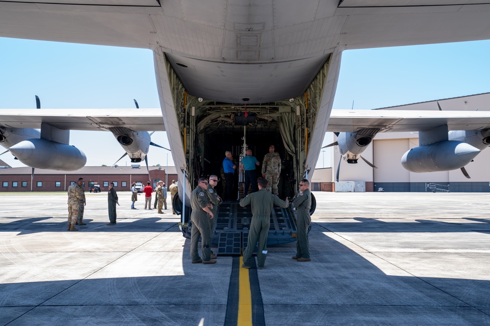 Hurricane Hunters visit Team Robins
