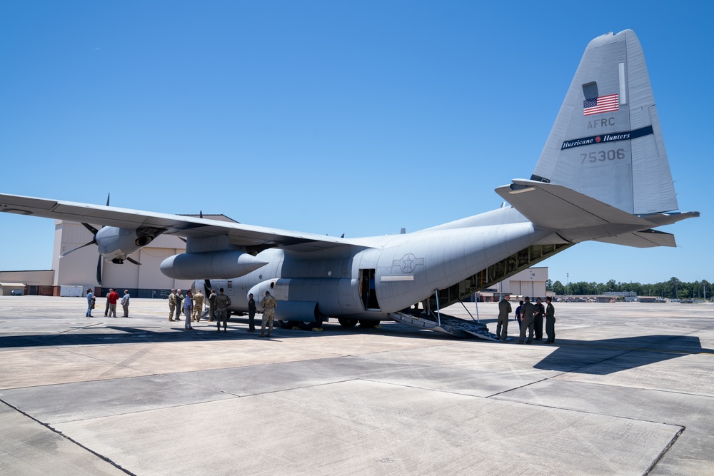 Hurricane Hunters visit Team Robins