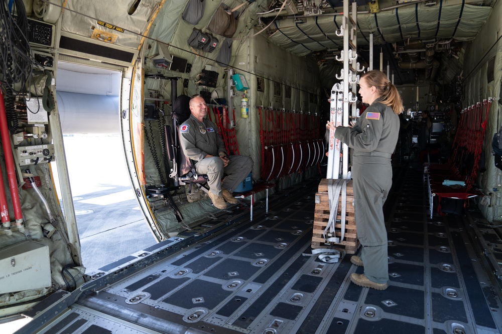 Hurricane Hunters visit Team Robins