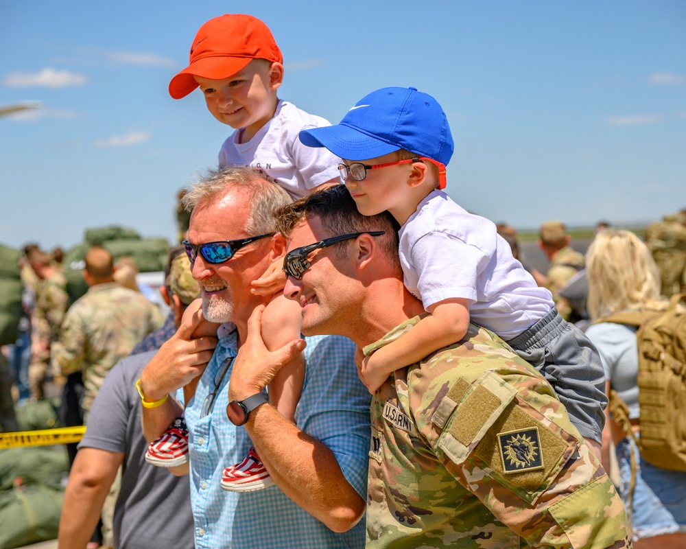 Return of the 2-300th Field Artillery Regiment from Kuwait Deployment