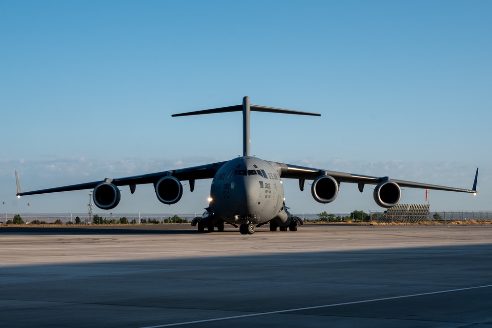 McDonnell Douglas/Boeing C-17 Globemaster III Touches Down on Kirtland